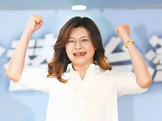 这个喜欢自称“丽文”的女人，前脚刚访了大陆，接着就想赴美，说白了就是倚美攀附！