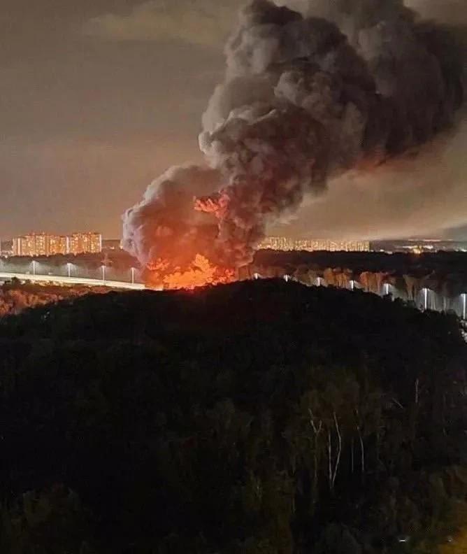 8月11日今天，俄社交媒体再度传出莫斯科地区一个5000平的大型仓库燃起熊熊大火