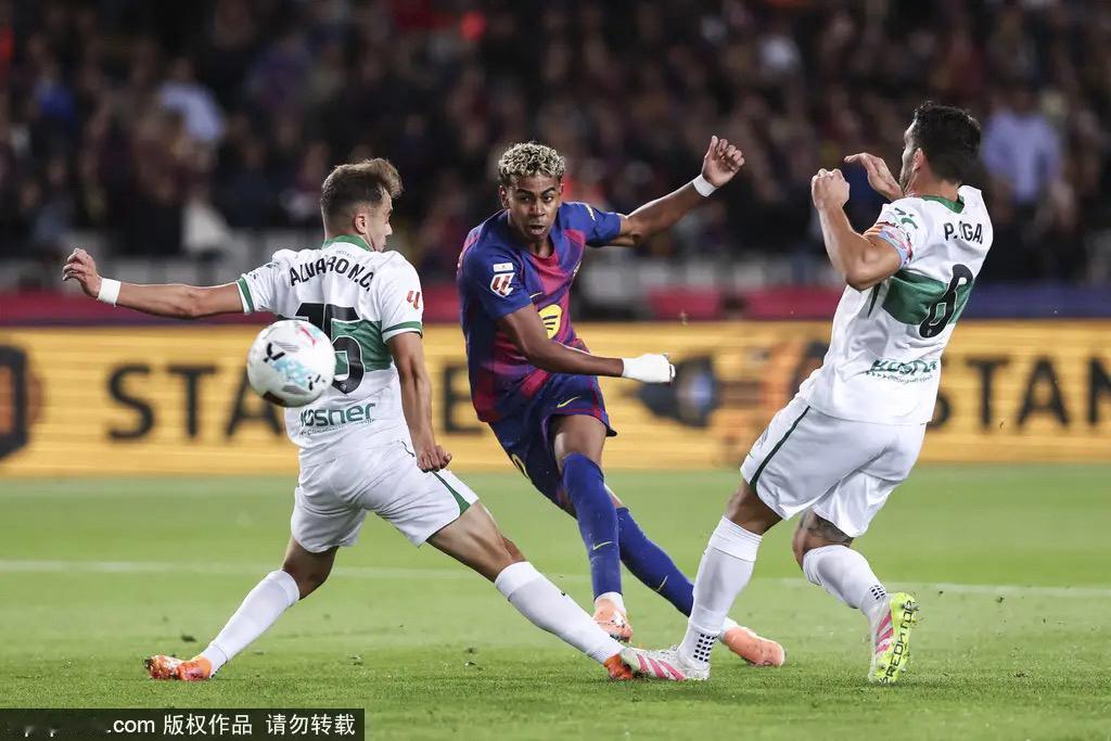 西甲联赛第11轮，巴塞罗那在主场对阵埃尔切。上半场比赛，亚马尔为巴萨首开记录，费