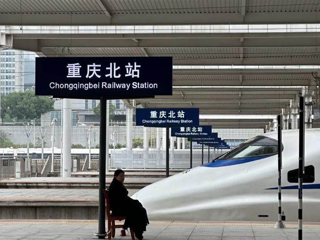 曾有人调侃：去重庆北站，得先背一段“绕口令”——“去南广场的在重庆北站下，去北广