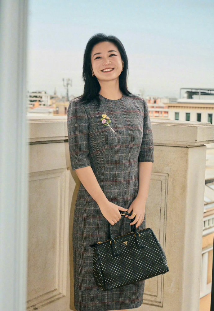 #贾玲官摄图# ​贾玲现在的样子和“代表”似的[哈哈]好一个国泰民安脸[鼓掌] 