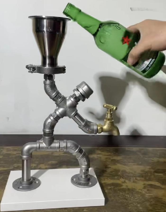 总工程师和总经理哪个地位高？

在过去计划经济的那个年代，决定一个工厂能否正常运