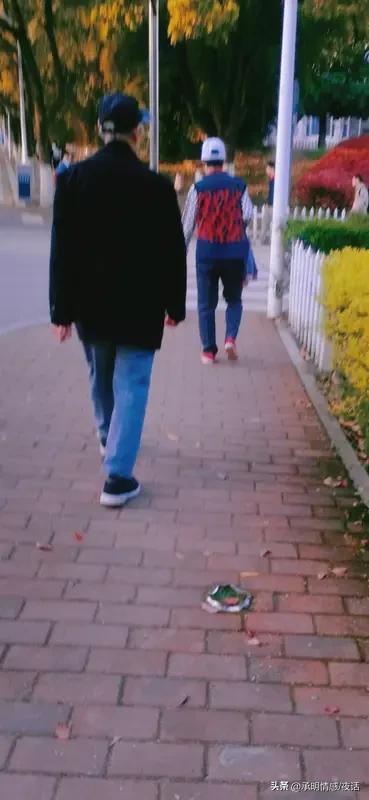 家人们，想知道女生有没有动心？其实超明显！她要是一直和你分享日常、走路总往你身边