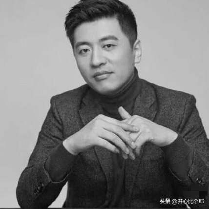 跟张老师素不相识，

但这两天对他的离开一直意难平。

同为80后，

人家身家