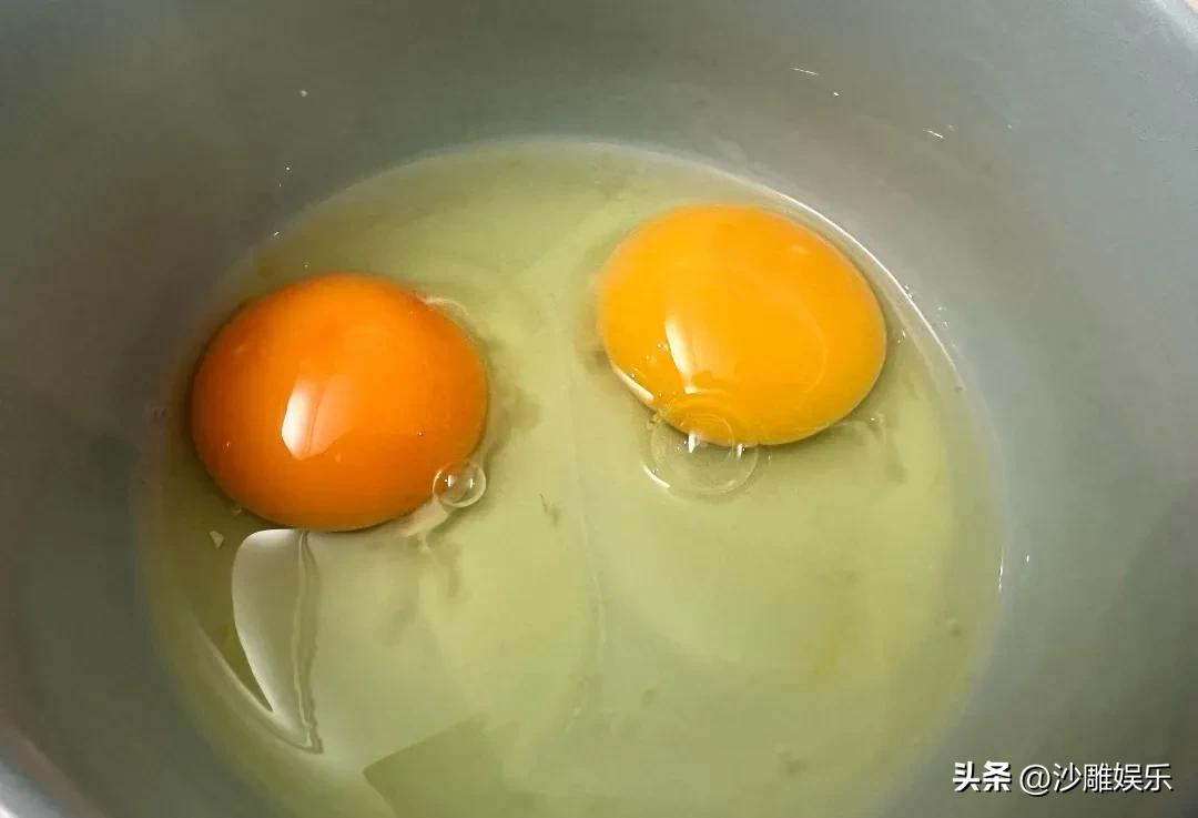 黄天鹅鸡蛋，冲上热搜！

3月25日，闹得沸沸扬扬的“黄天鹅鸡蛋含角黄素”事件，