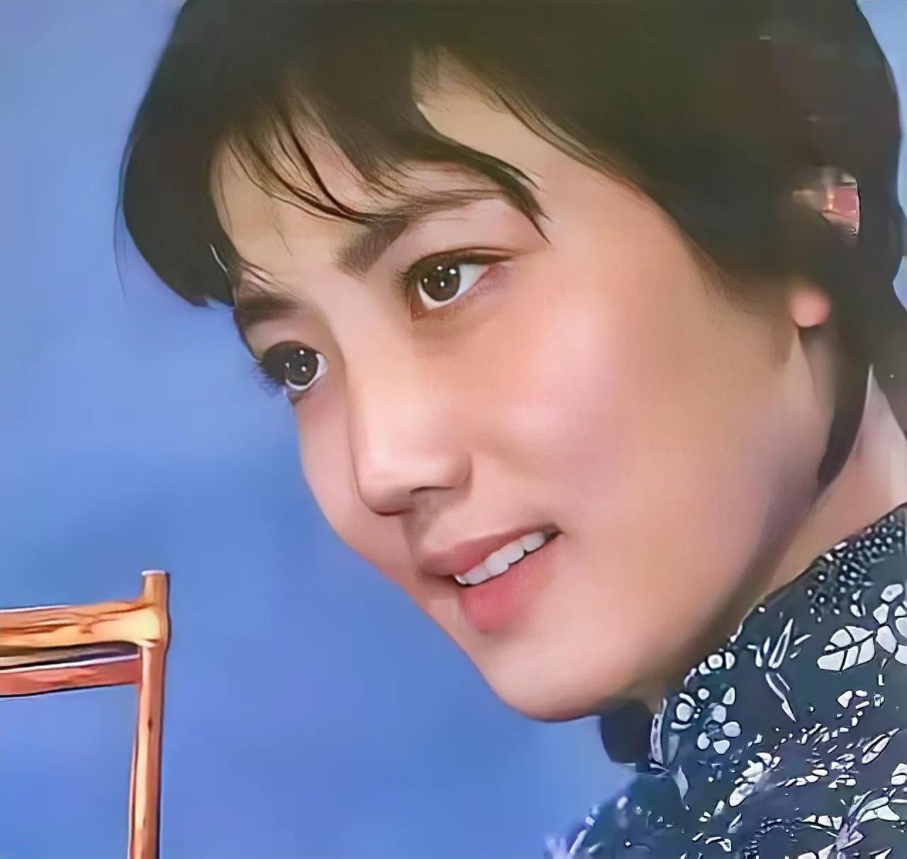 在七八十年代的中国，李秀明的名字可谓响彻影坛。她演技精湛，容貌秀丽，一双大眼睛清