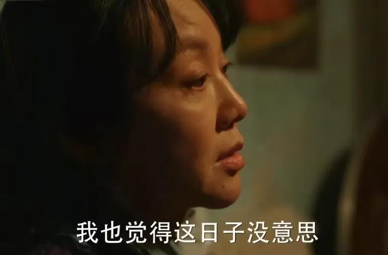 《小巷人家》黄玲的一句“我靠不上你”，让庄超英哑口无言，庄超英心里不是不明白黄玲