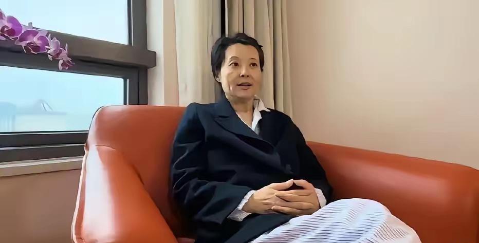 女神不再漂亮了，已经不再年轻了，像一位老大妈，垂垂老矣，真是岁月不饶人，美人也会