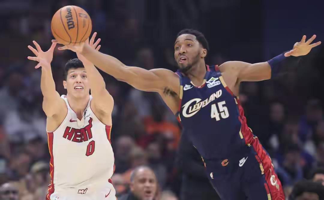 骑士大胜热火，还有泰森和D韦德两个伤员，哈登真的有机会冲总冠军。
一、中锋阿伦复