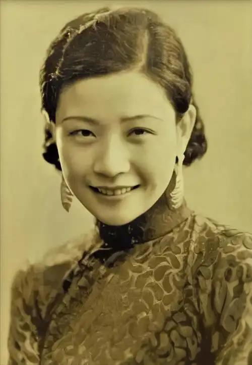 阮玲玉，原名阮凤根，1910年生于上海，祖籍广东中山，1935年服安眠药离世，年