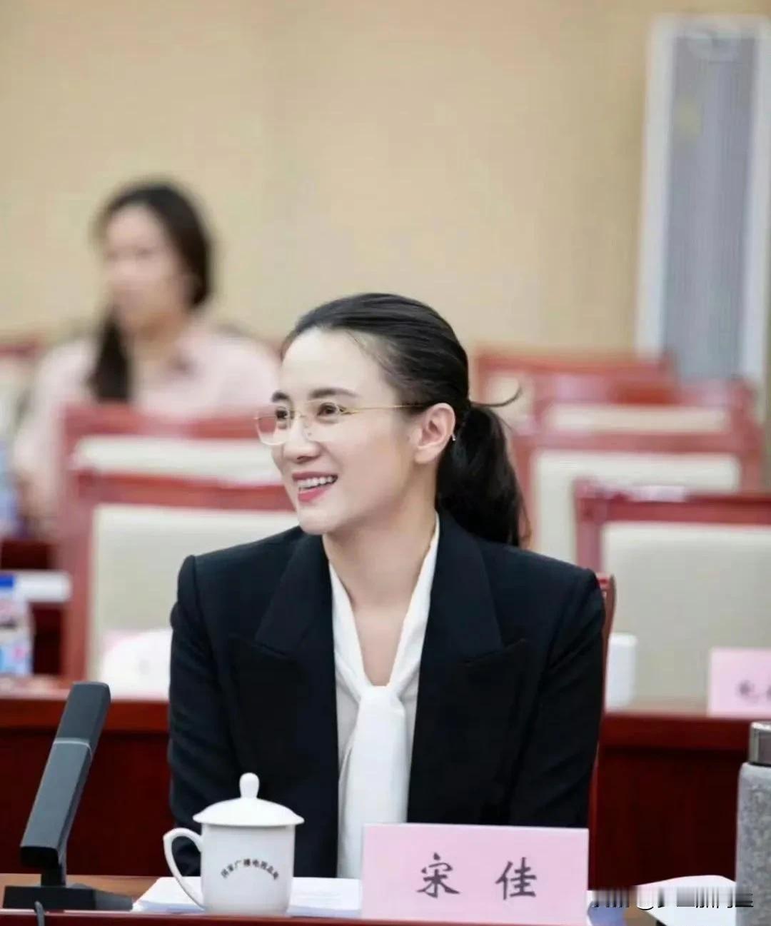 宋佳成功塑造了这位坚韧不拔的教育者形象，让人深感其精神之伟大。她的表演让观众看到