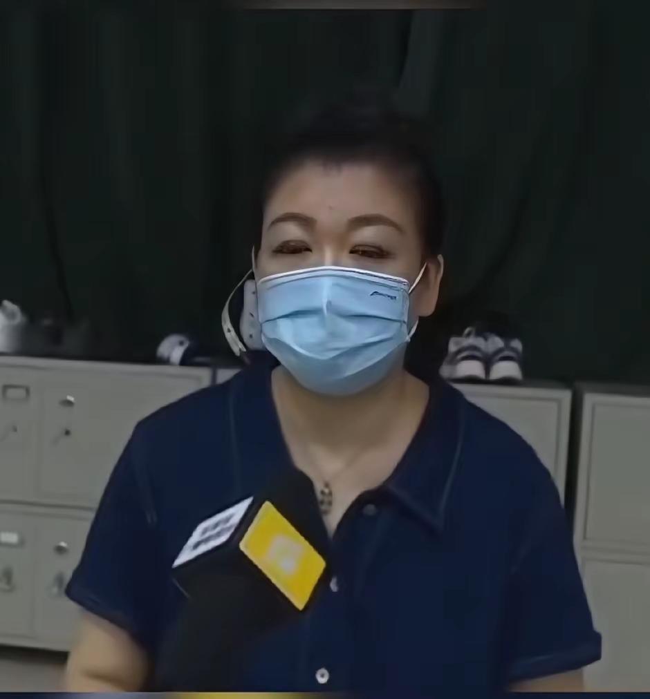孙颖莎妈妈接受采访，虽然低调，但她的高雅和涵养，是掩饰不住的，犹如一朵花，一道光