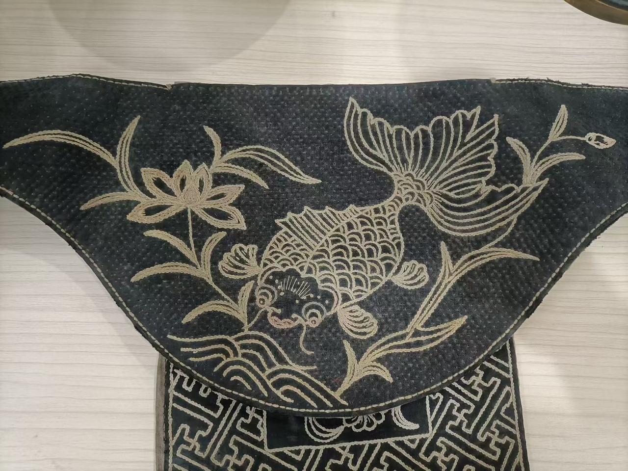 今天早上清理朋友圈，发现一个朋友发了一个清代民国时期手工刺绣腰包！工艺精美尺寸大