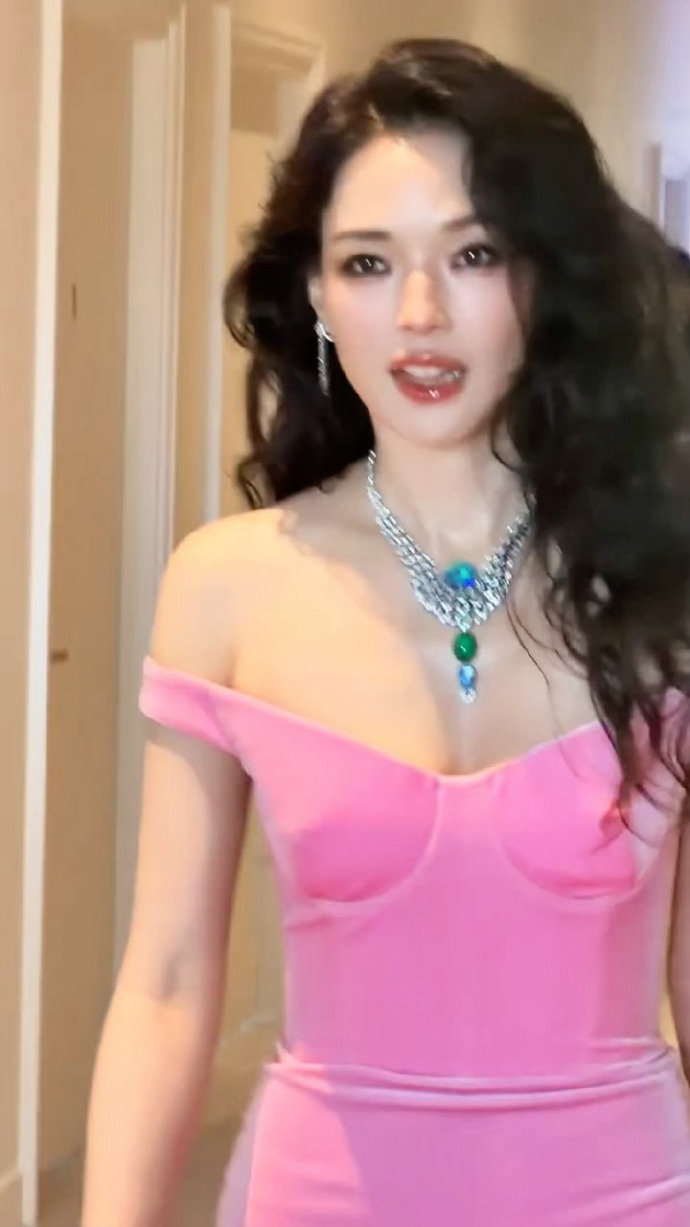 舒淇美成这样还有什么烦恼 一颦一笑都是风情，舒淇的美从不需要硬凹。那种慵懒、松弛