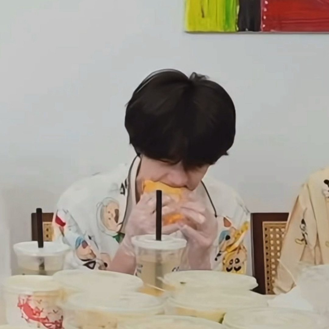 吃东西眼睛也在用力的男孩😣 ​​​