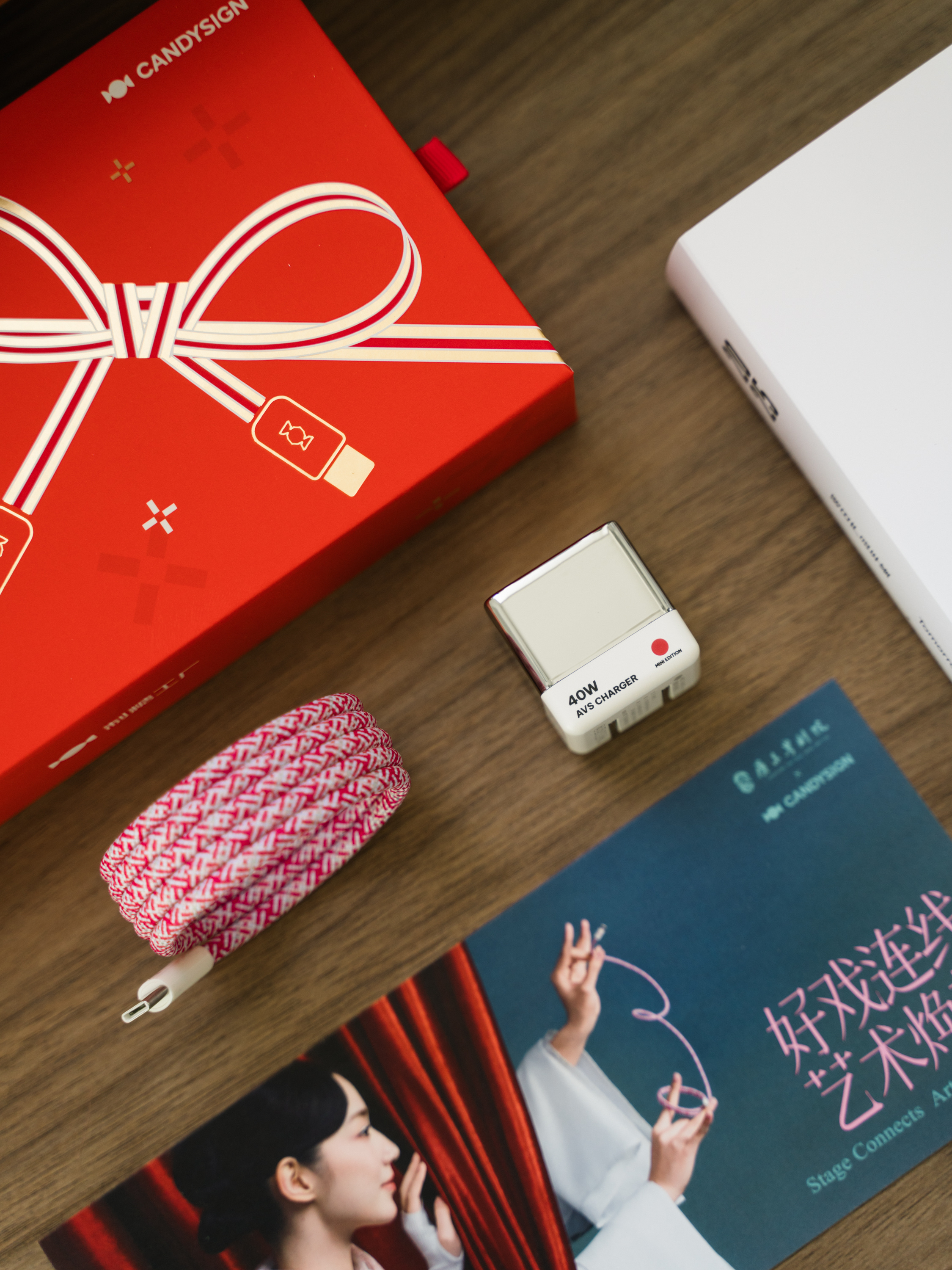 🎁好产品就是一颗糖，转发抽一盒“糖”（硬糖充电头+贴贴线）。爱范儿的《明日产品