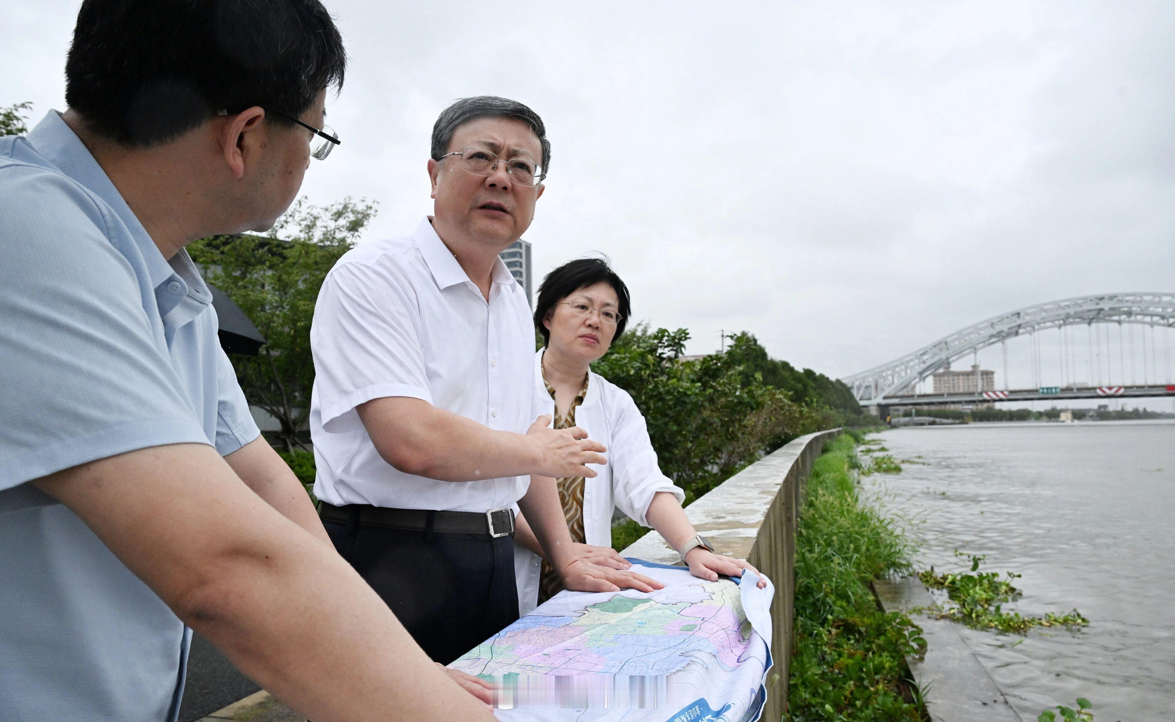 2026.08.11 眼镜片上都是雨水