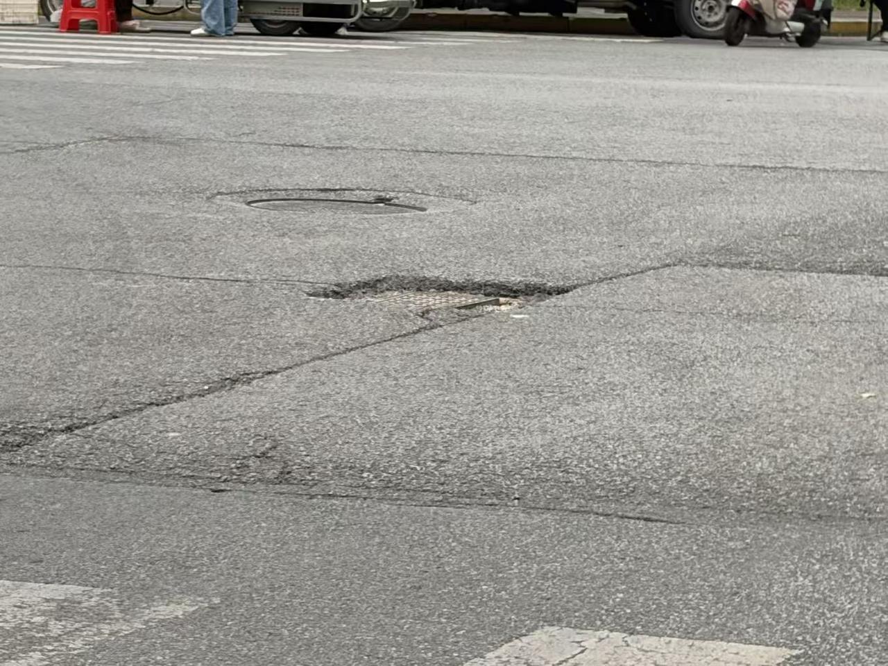 盐城市盐都区弘智路与盐枕路交界处路面井盖塌陷，出现一个大洞，请及时维修！