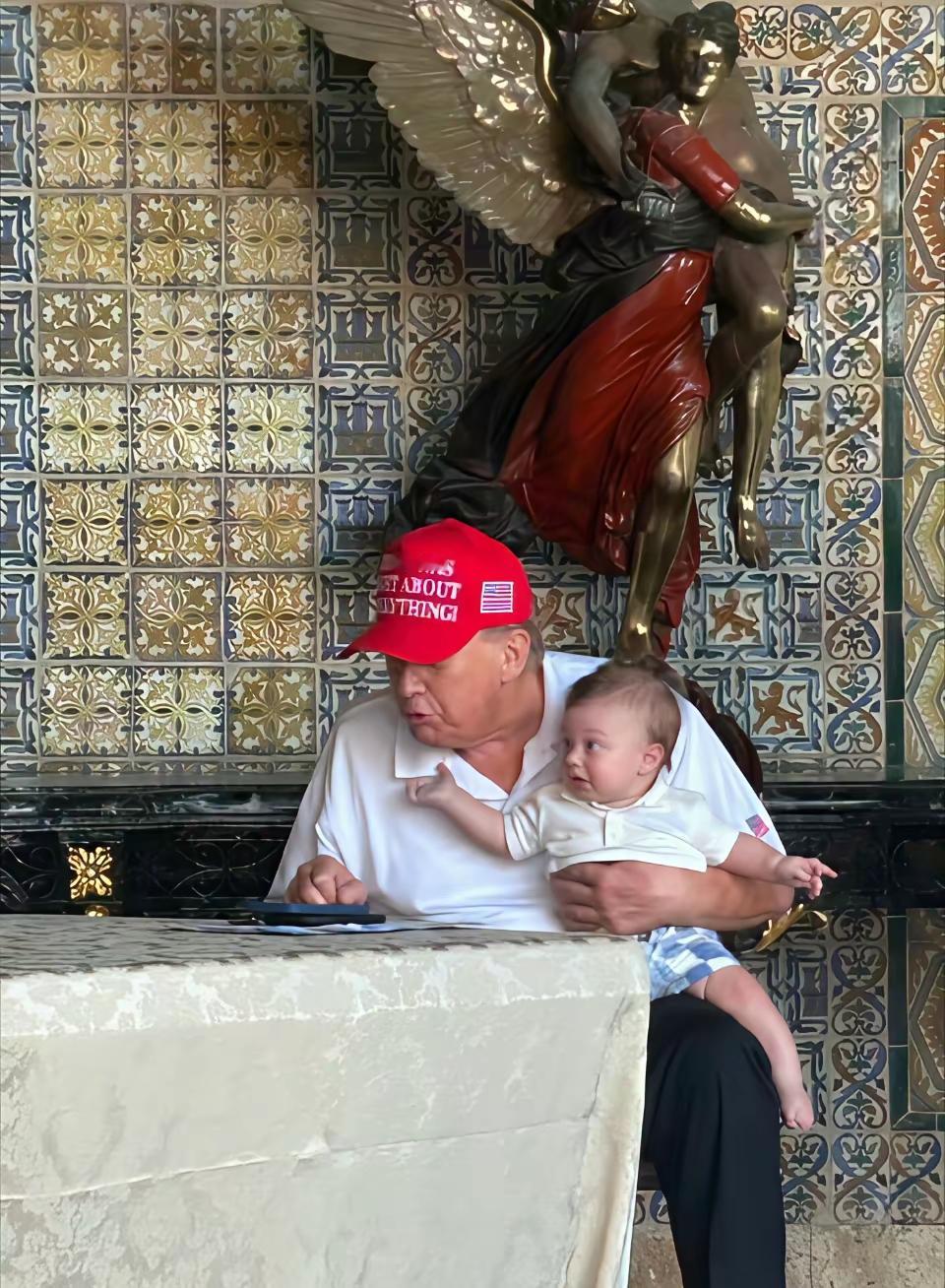 特朗普抱6个月外孙工作：这反差感，比他的演讲还抓眼。
 
特朗普抱着的，是小女儿