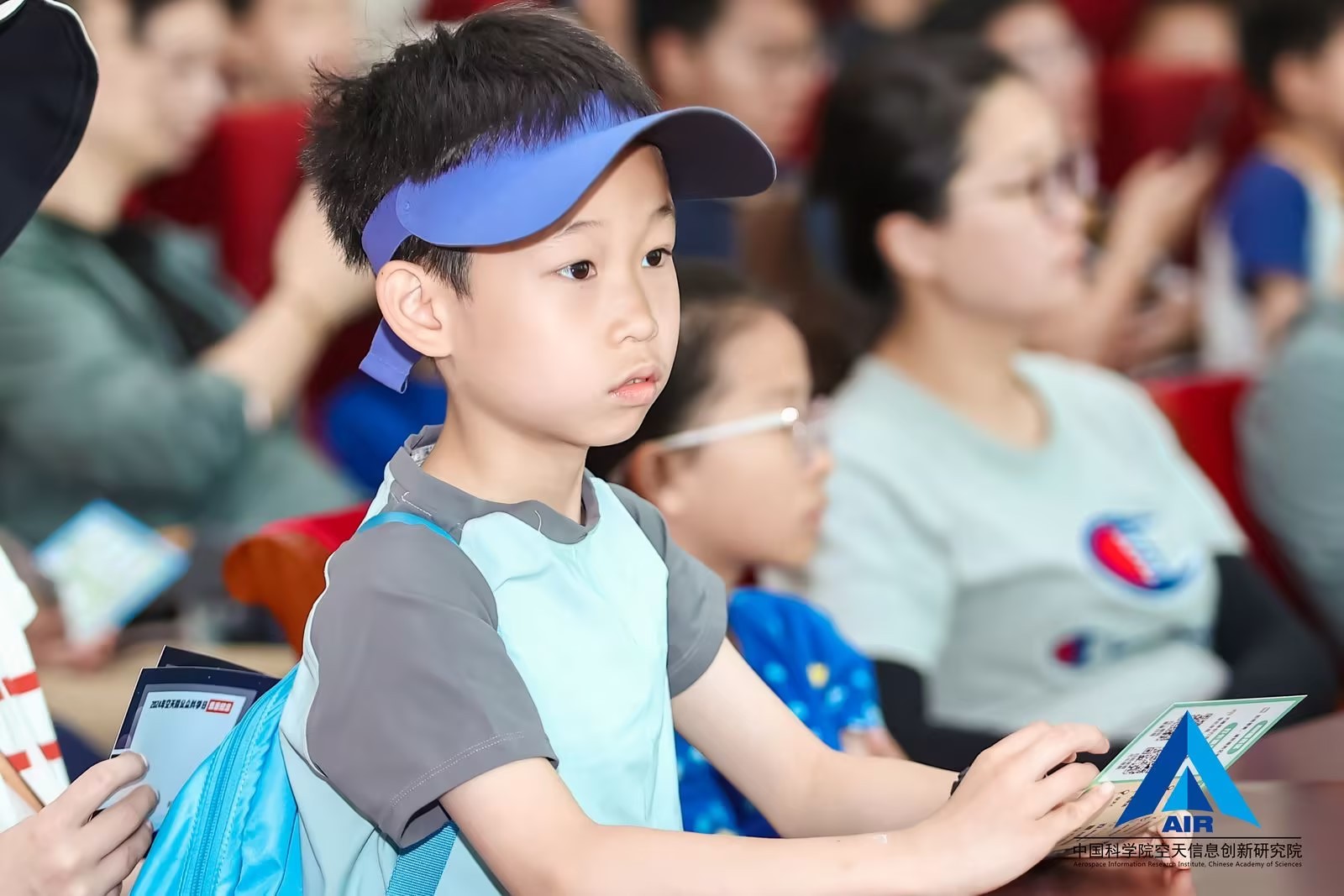 【#公众科学日# 对科学的爱不分年龄[爱你]】无论年龄，无论职业，来到这里，我们