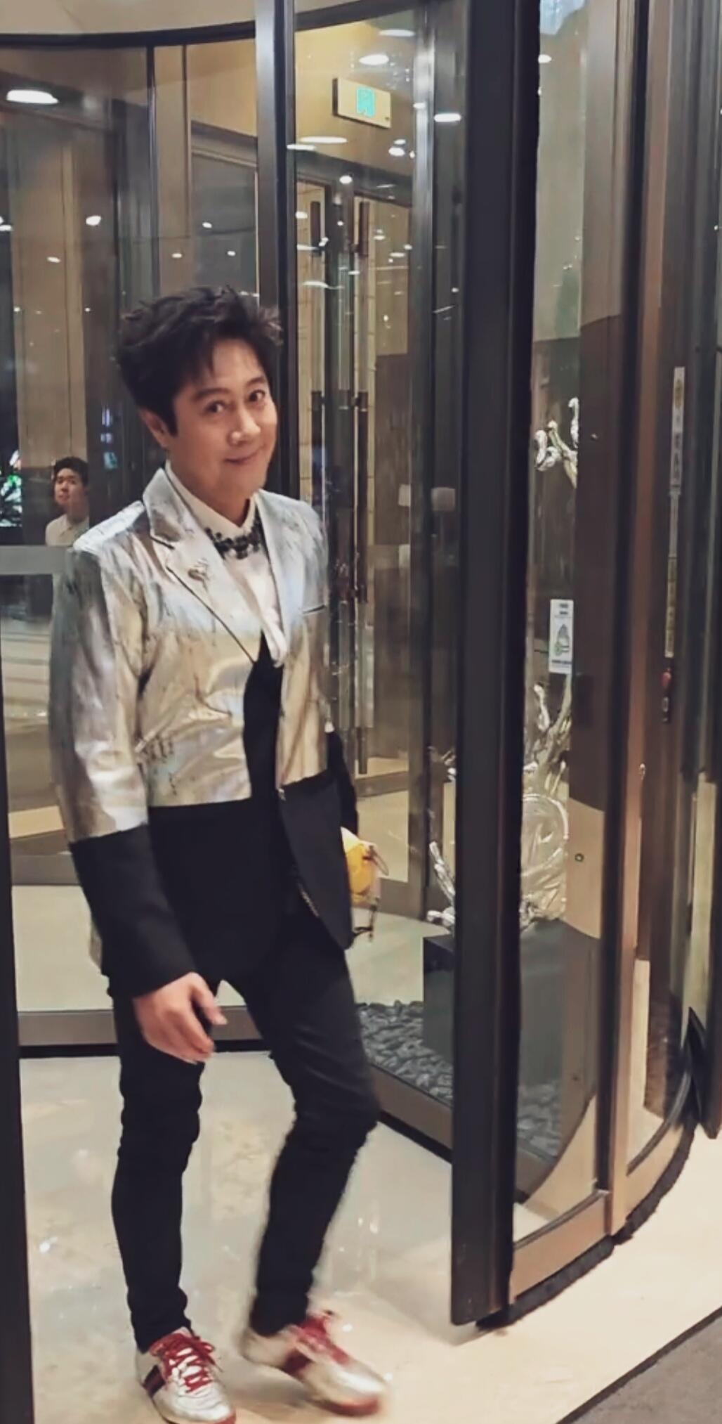 别的男演员穿的衣服是帅气，是有魅力，怎么这身衣服穿在他的身上有点油腻，一点阳刚之
