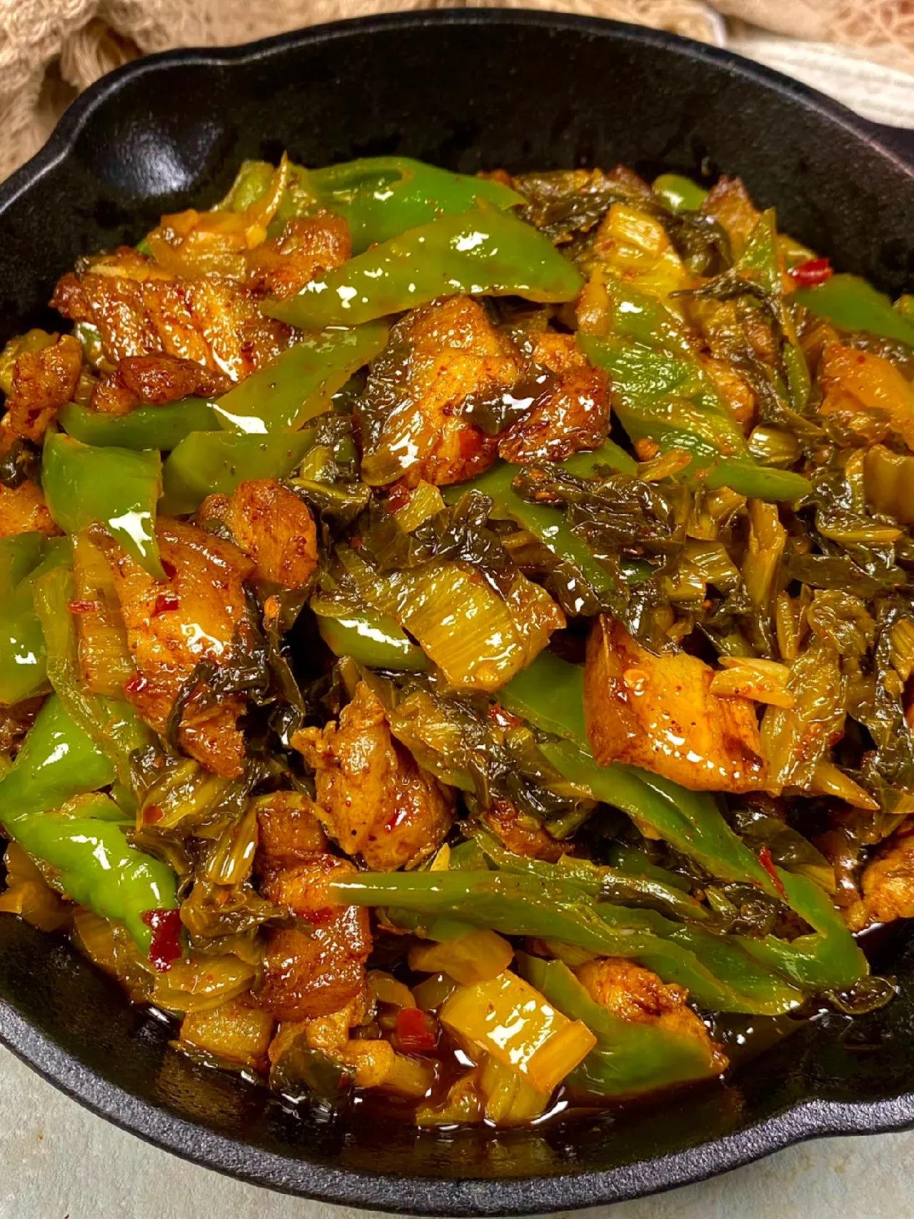 巨巨巨…巨好吃！求你们去做！！！这道酸菜辣椒炒肉巨下饭！！配粥配米饭都很好吃，酸