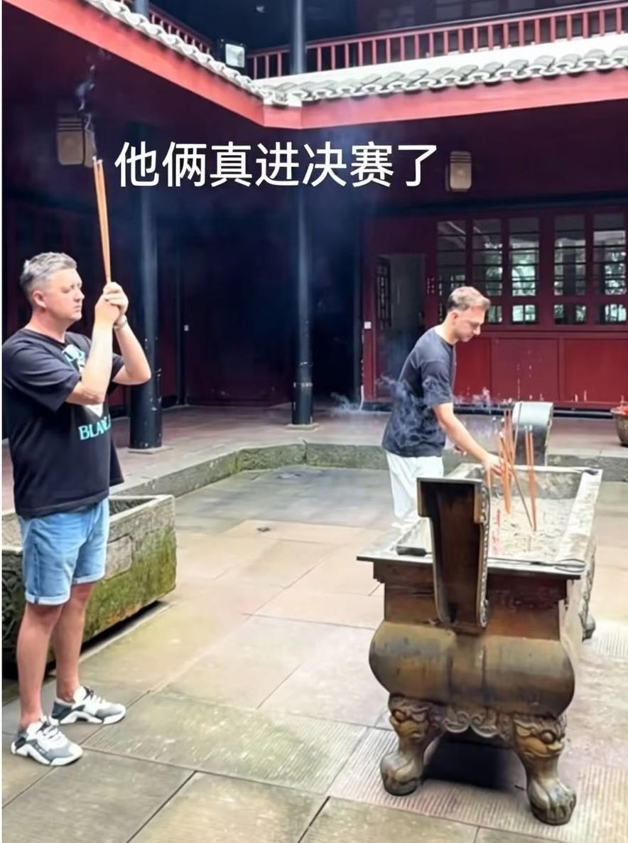 特鲁姆普和威尔逊一个月前在参加“峨眉山斯诺克表演赛”的时候，抽空上了一趟峨眉山烧