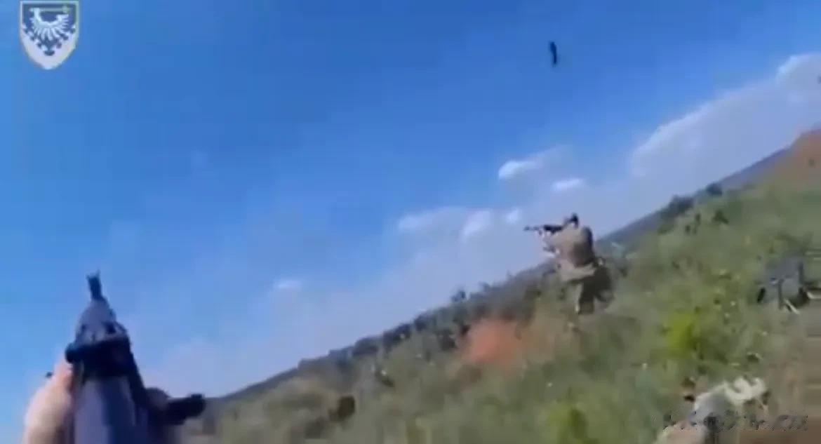 乌克兰士兵用步枪小武器击落俄罗斯兰塞特游荡无人机。