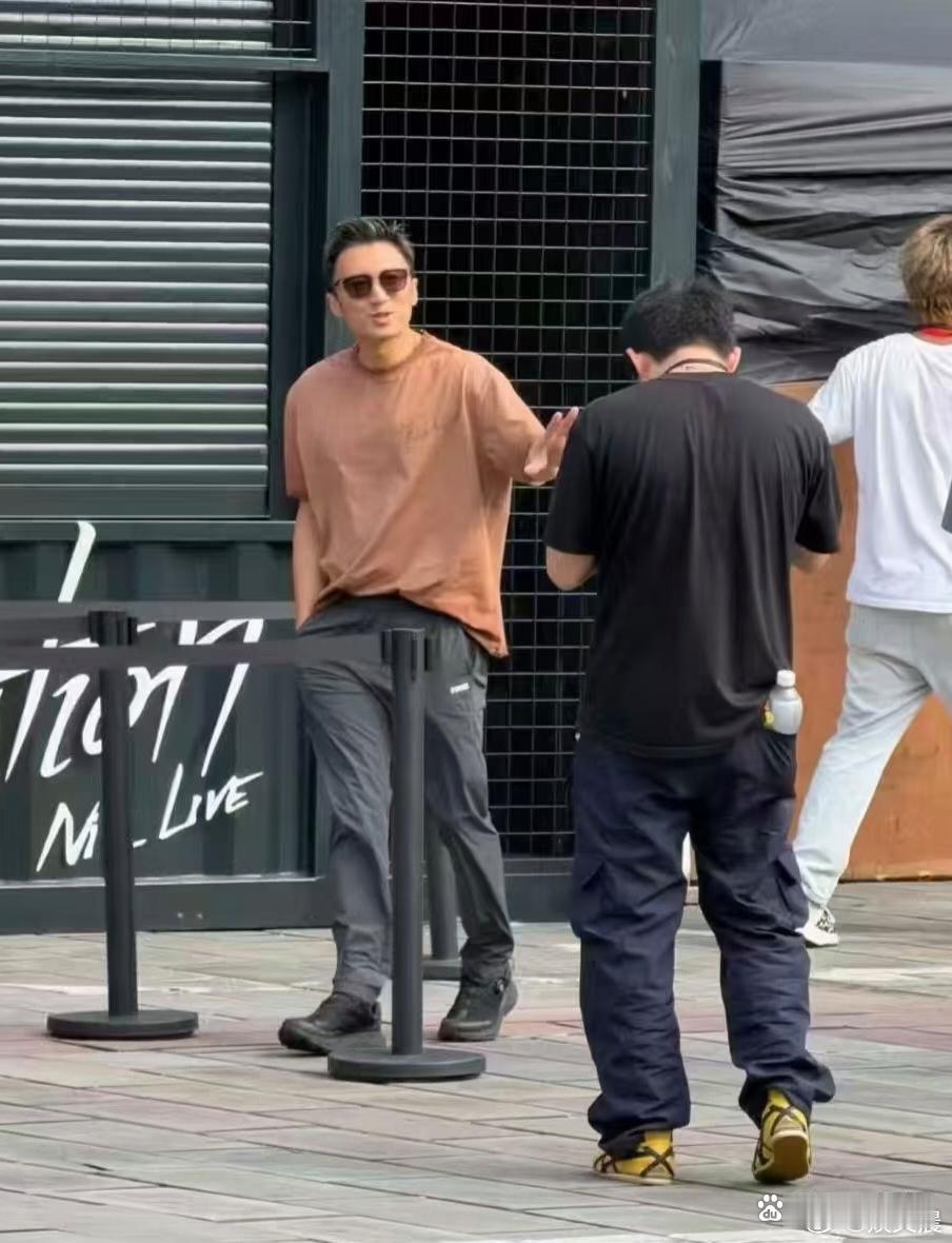 45岁谢霆锋现身广州街头，身材高挑纤瘦，酷感十足，丝毫不见岁月留下的沧桑感～ 