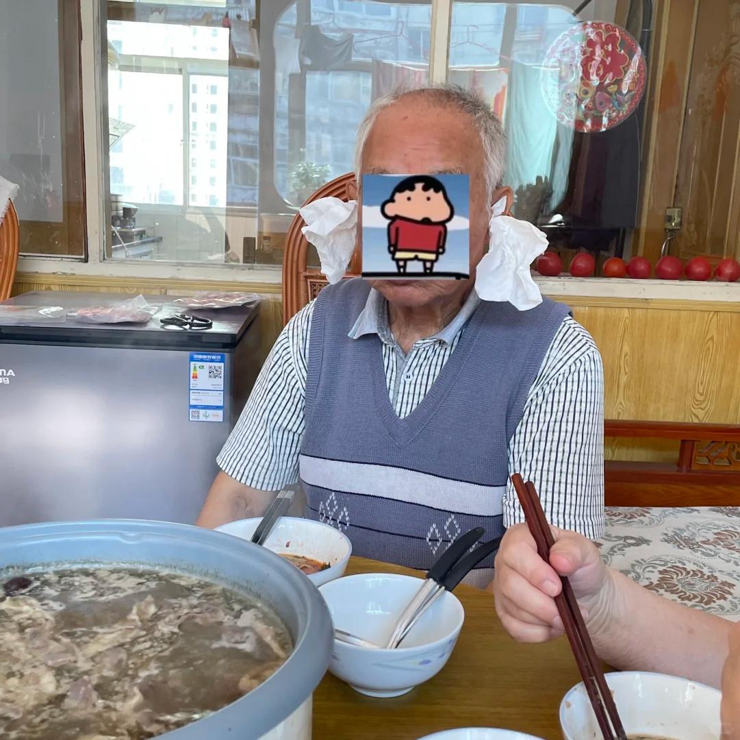 太逗了！我爷爷嫌我烦把耳朵堵上？
饭桌子上我在巴拉巴拉我的感情问题，
我姑姑给我