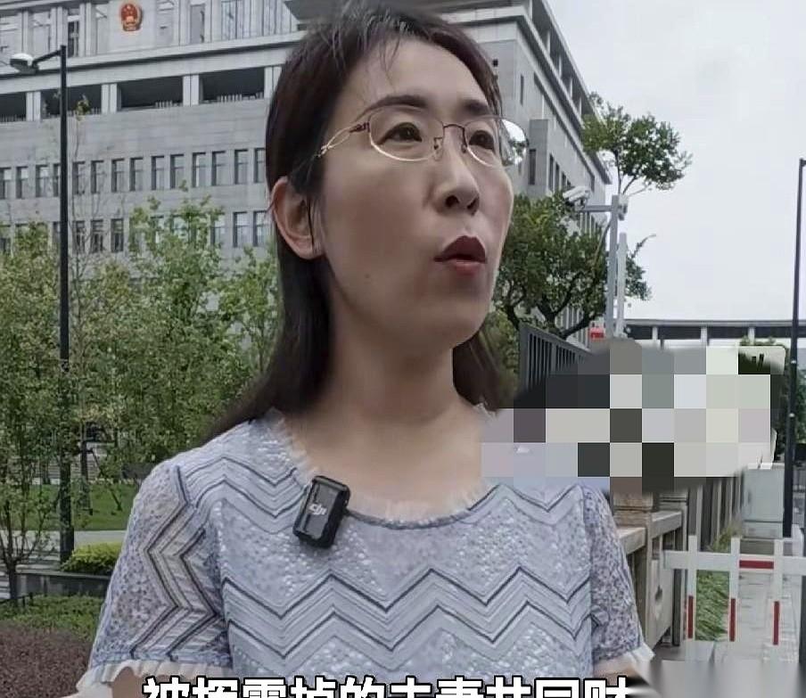 最新出炉的一段媒体采访里，朱女士的反击战终于打响了。
她做了一个让不少人直呼内行