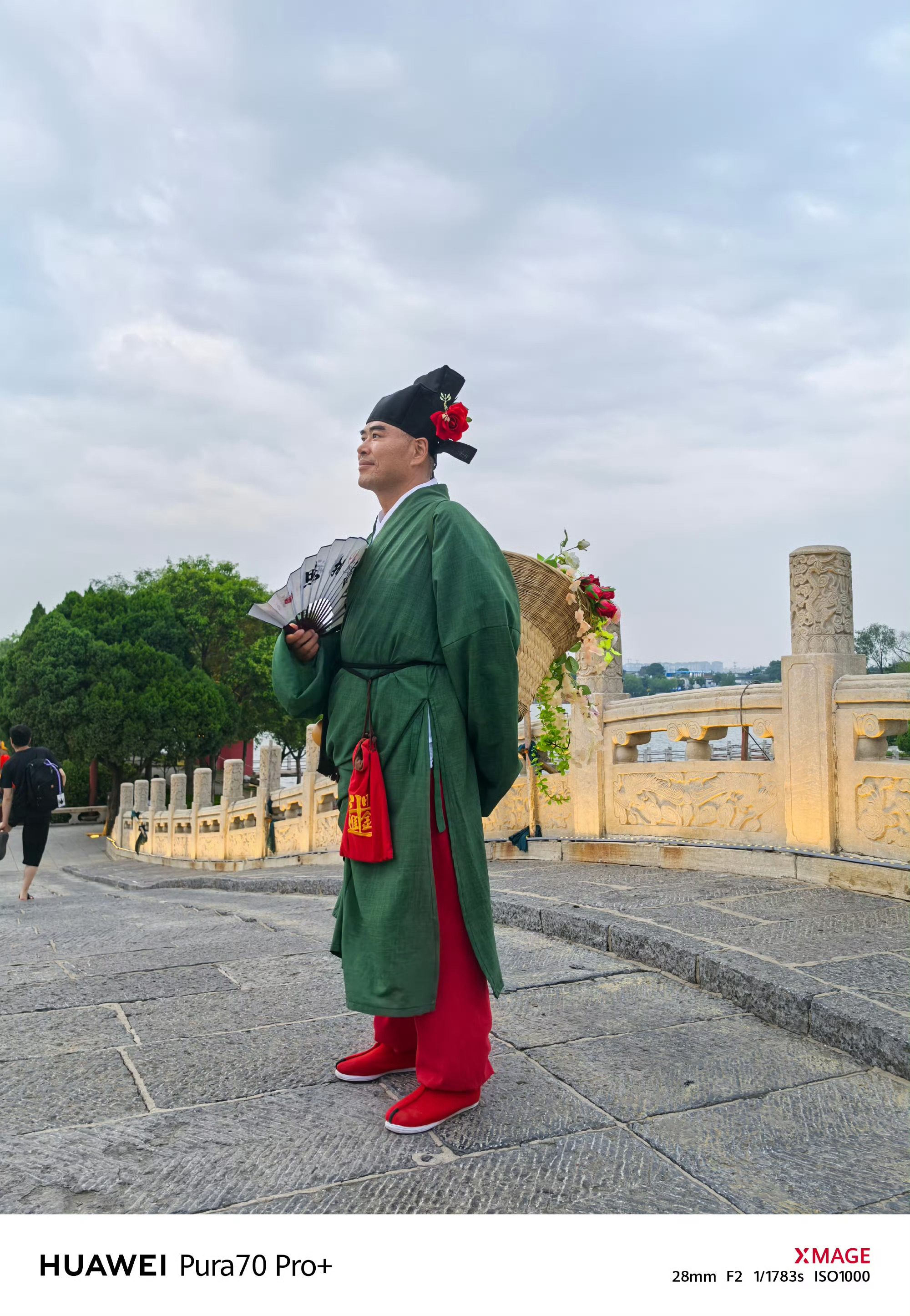 人类对开封的开发不足1%上次去开封还是24年，当时去的是景区，一堆的仿宋人穿搭，