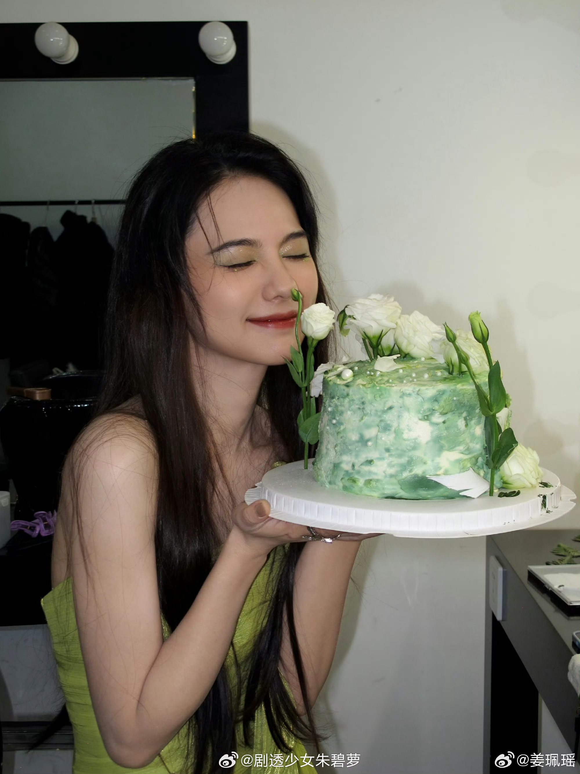 姜珮瑶绿意大片被姜珮瑶的绿意大片蛊到谁被姜珮瑶这组绿意大片狠狠拿捏了！牛油果绿长