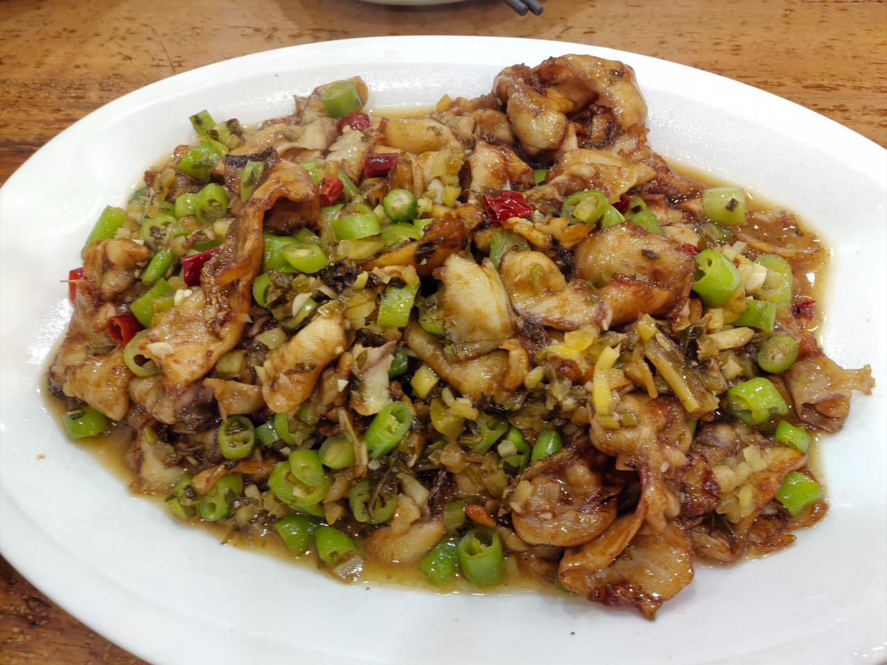 婆婆一个人在厨房忙活着全家人的饭菜，又烦又累的她抱怨个不停，儿媳妇两句话让婆婆满