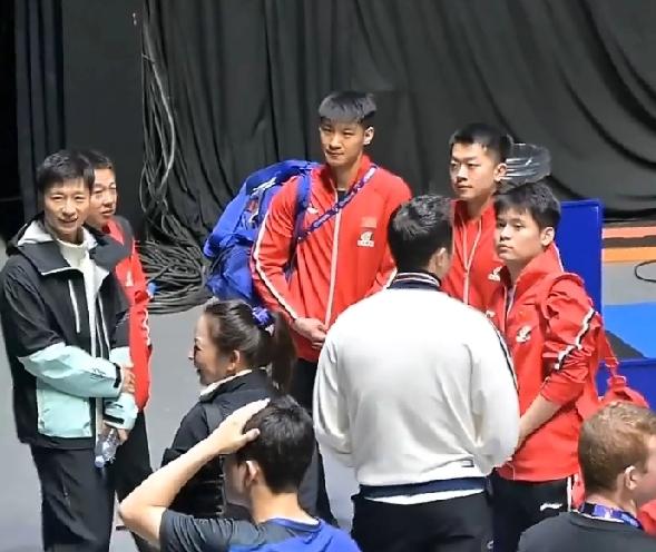 东京电视台拍摄伦敦团体世乒赛今日比赛馆后台训练场，马龙、许昕齐聚为国乒男队淘汰赛