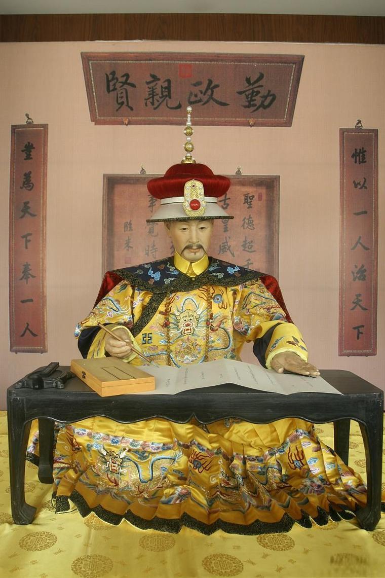 1725年，14岁的乾隆被安排第一个试婚宫女，侍寝后让他终生难忘。她身着薄纱衣裳