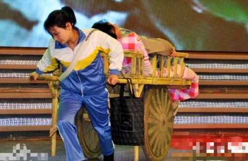 2001年，安徽一男子不慎摔成高位截瘫，谁知，妻子竟撇下父女俩一走了之，绝望之际