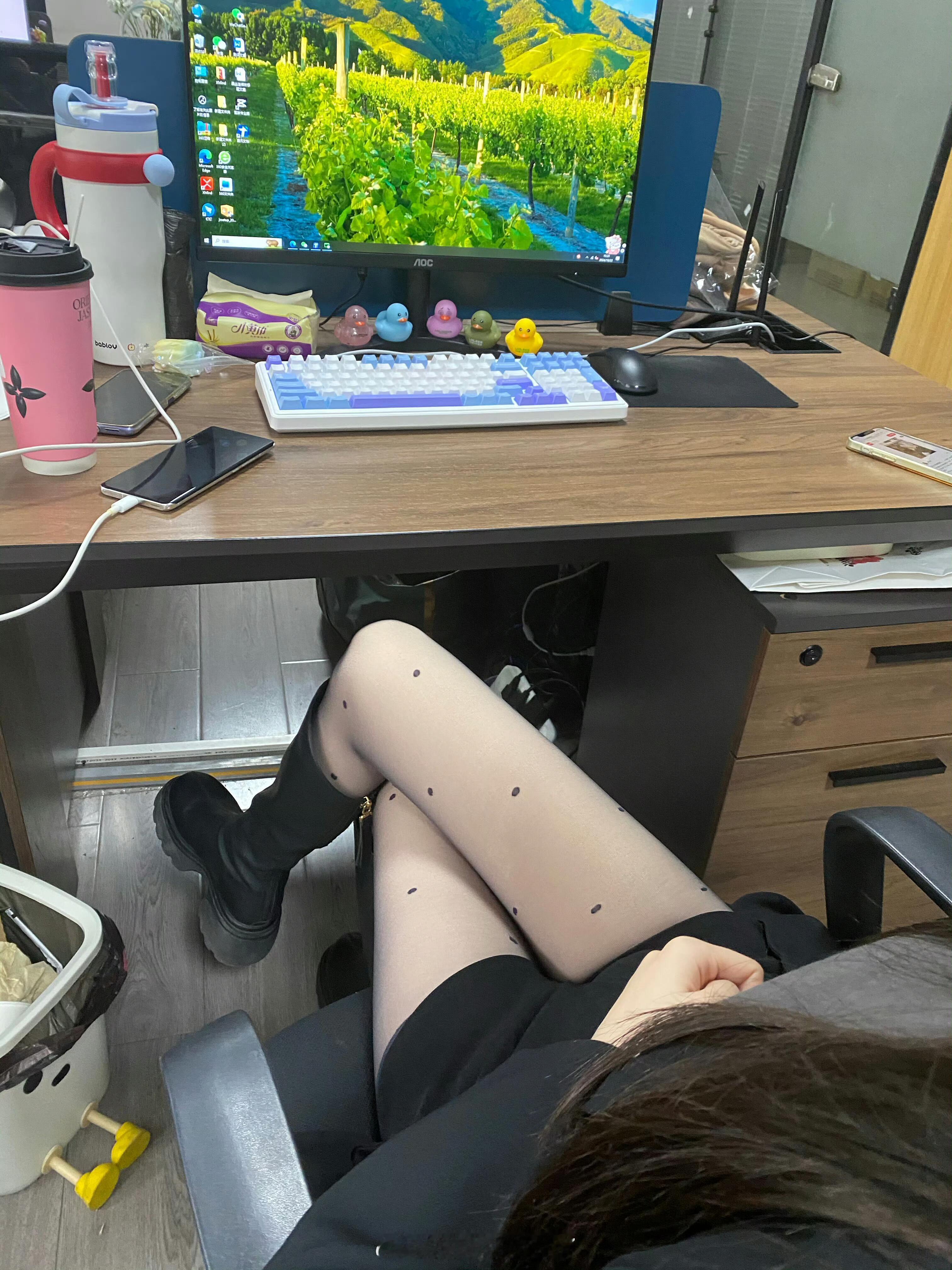 在办公室看到的。。。vocal ！vocal ！！|||被同事的波点黑丝硬控一分