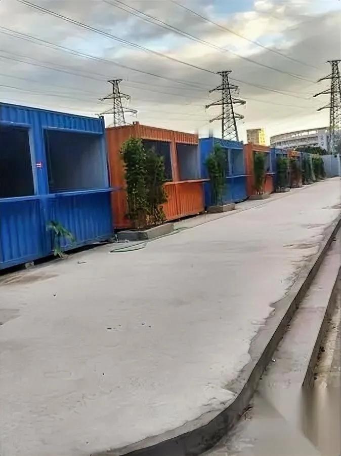 咋回事？夜市摊咋都没动静了？

前两年火到不行的地摊经济，现在连停车场改的夜市仓