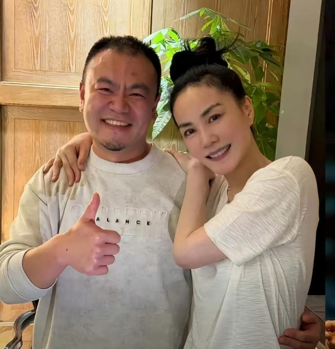 56岁王菲被录音师搂腰上热搜！网友笑喷：之前还紧张到手冒汗呢
 
5月13日，王