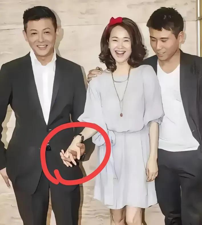 没有老公的左小青就是不行，这两个男人都敢毫无顾忌地上手了！一个跟她十指相扣，另一