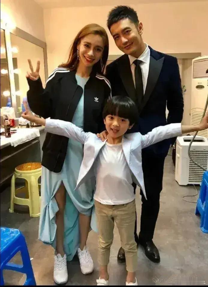 一张三口之家的幸福合影～如果当时baby没有和黄晓明离婚，现在的情况或许不会那么