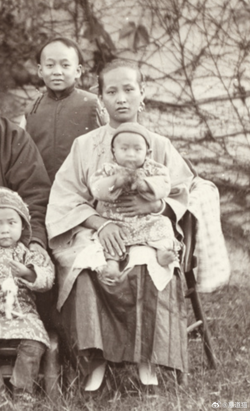 一位牧师和他家人的合影，1902年 