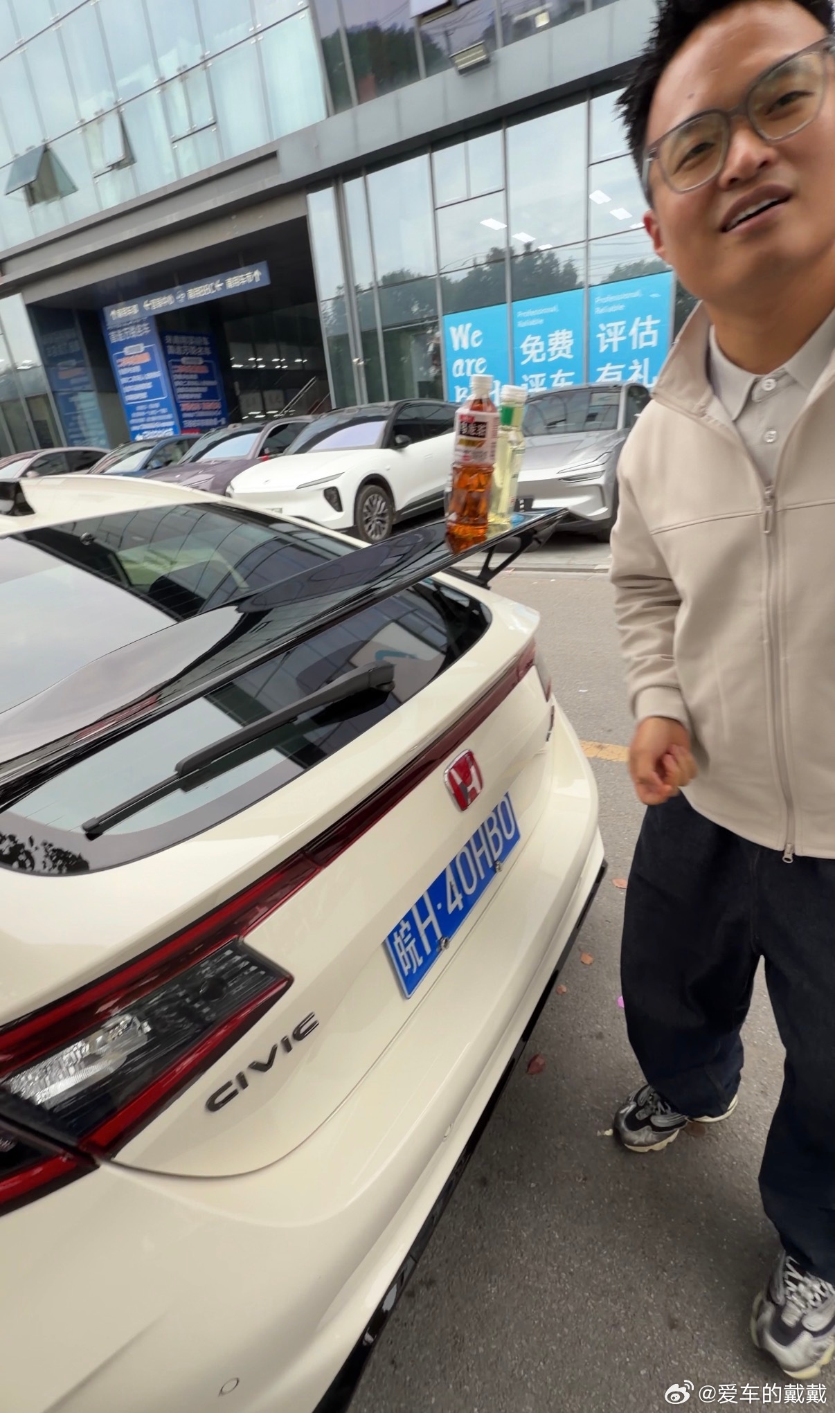 下午老板带团队外出学习，有些老板明面上卖新能源，背地里偷偷去加油站加98[微笑]