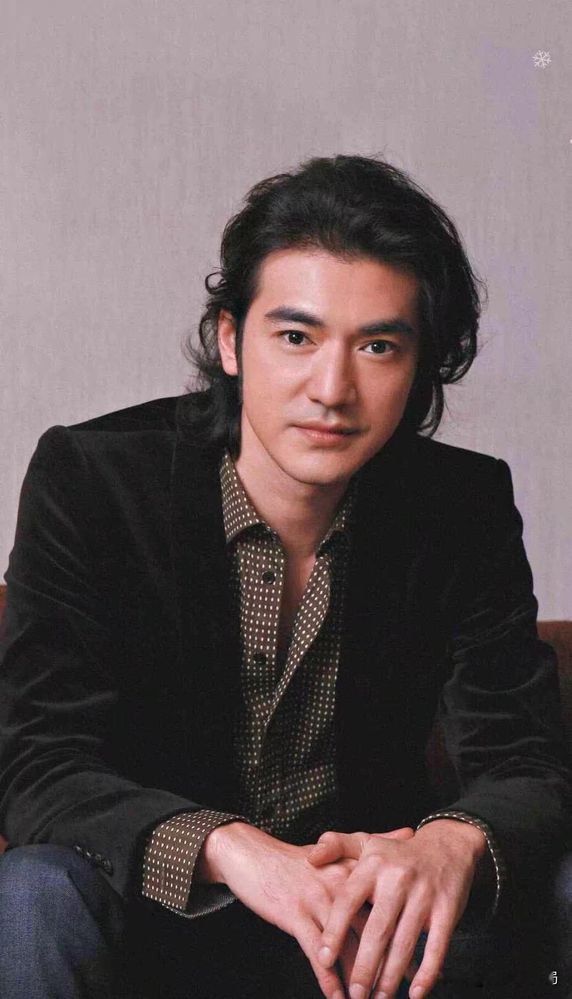 他的国籍：日本
出生与成长地：中国台湾。
父亲日本人、母亲中国台湾人，1973年