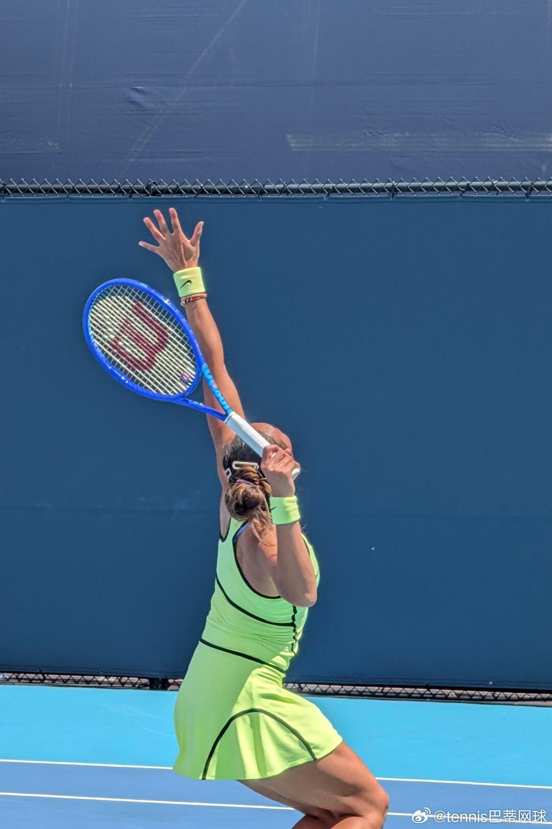 郑钦文烈日下展现健康之美今天雨后太阳🌞颇烈，郑钦文比赛中还是有受到阳光影响，尤