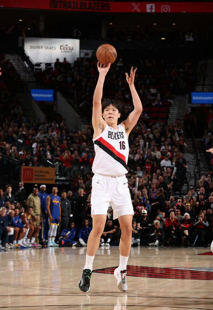 NBA季前赛：杨瀚森9分6篮板，开拓者111:118勇士
北京时间10月15日，