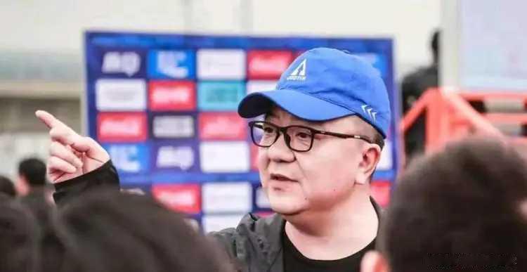 董路之所以不受业内人士待见，甚至被漠视，被排斥，被打压。
究其原因，还是网友一针