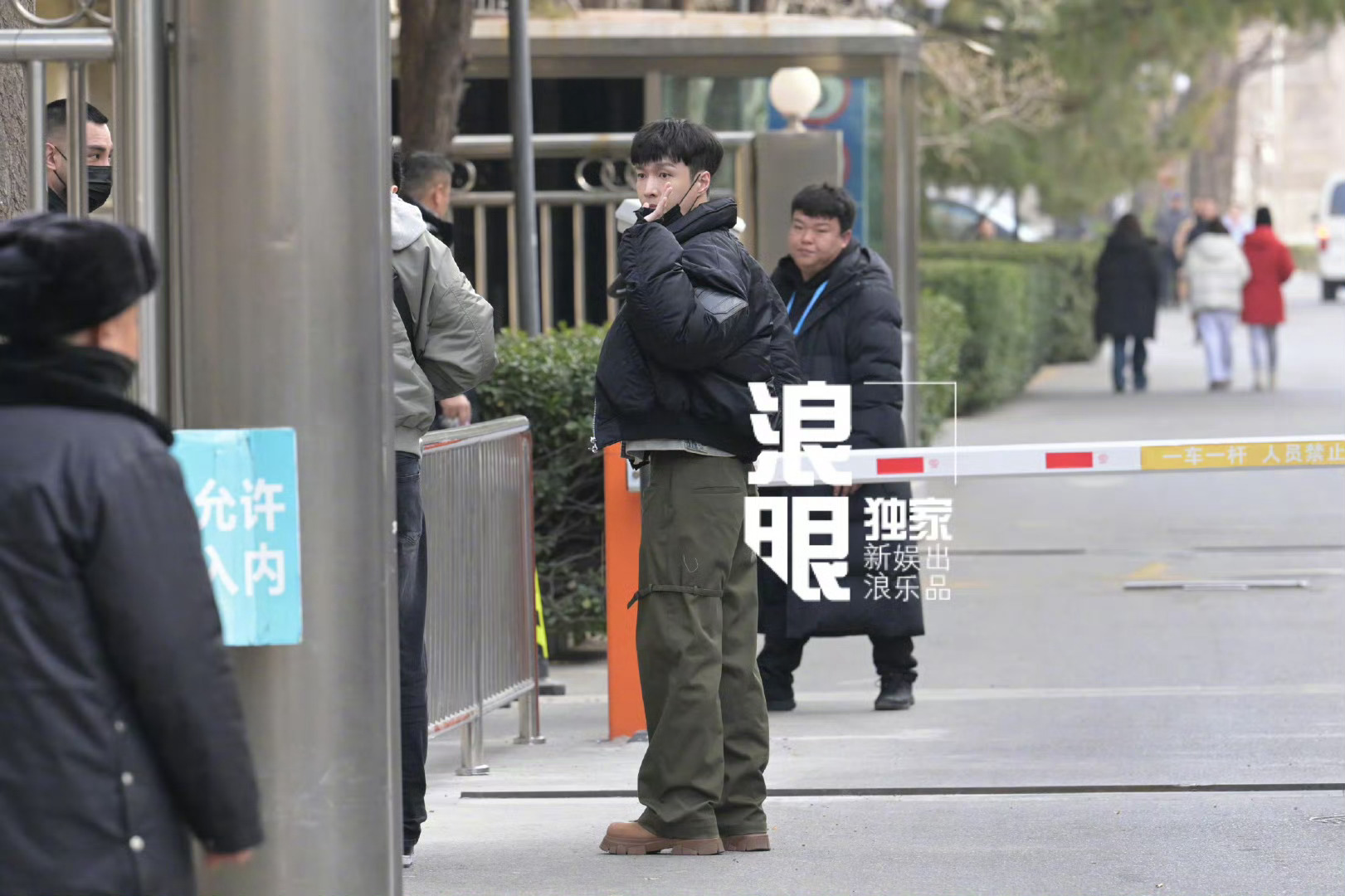 张艺兴蛇年春晚首次联排 张艺兴参加了蛇年春晚首次联排，还与粉丝挥手致意，第七次登