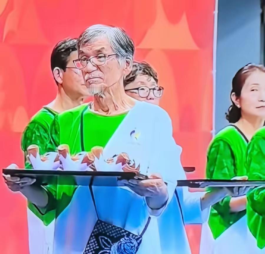 向名古屋亚运会撑场面的老年人致敬
在亚运会的颁奖现场，没有看到俊男美女的礼仪先生